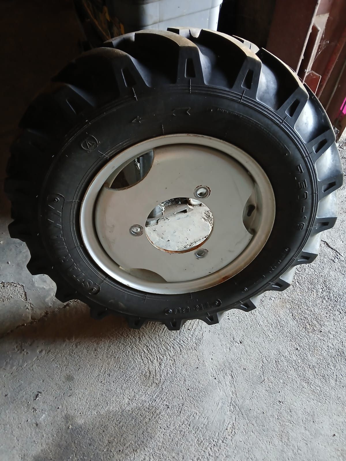 vends 4 pneus tracteur bcs spirit 70 AR