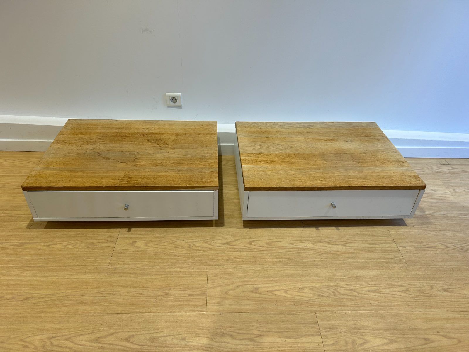 Caisson pour vitrine ou mise en avant silhouette, sur roulettes, avec rangement, finition chêne