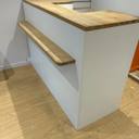 Photo 1 : Comptoir de caisse sur mesure, démontable et transportable, finition chêne et blanc
