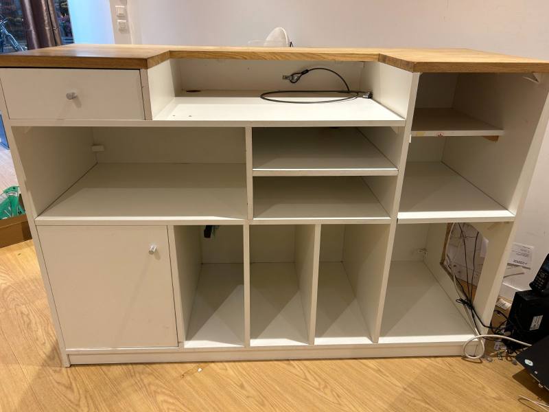 Comptoir de caisse sur mesure, démontable et transportable, finition chêne et blanc — photo 2