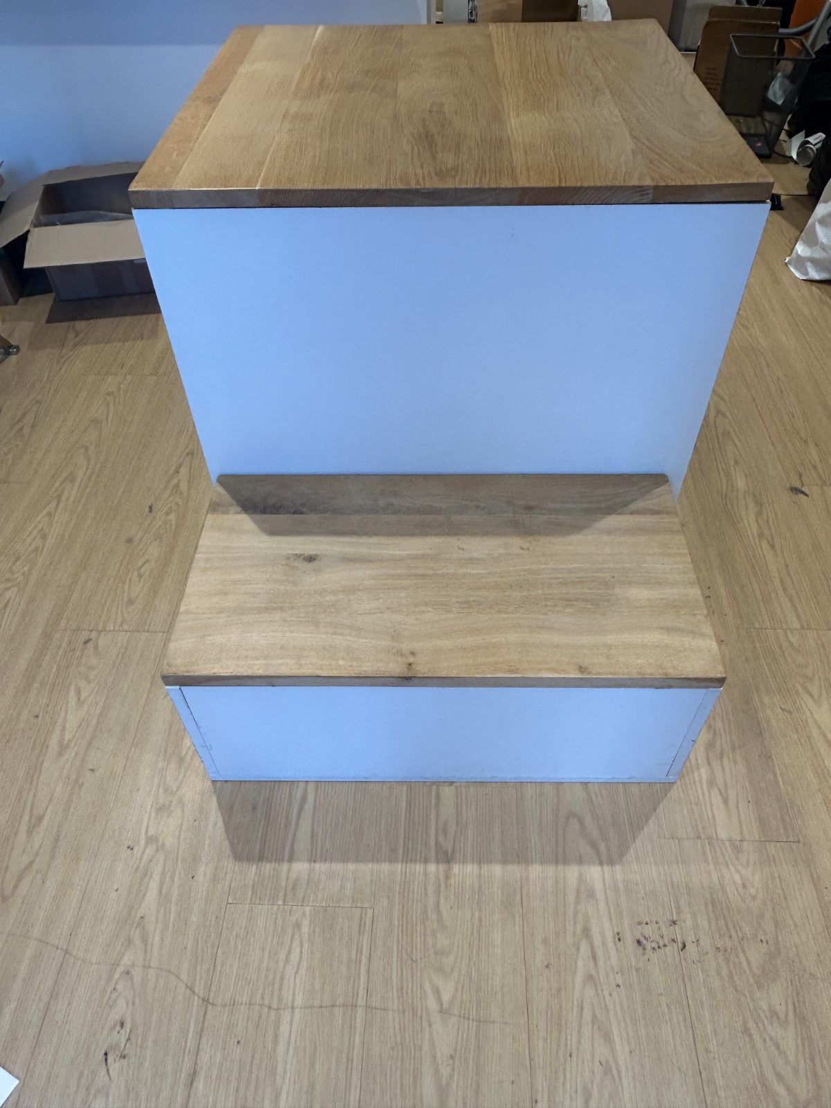 Photo 2 : Meuble de présentation finition chêne avec étagère de chaque côté