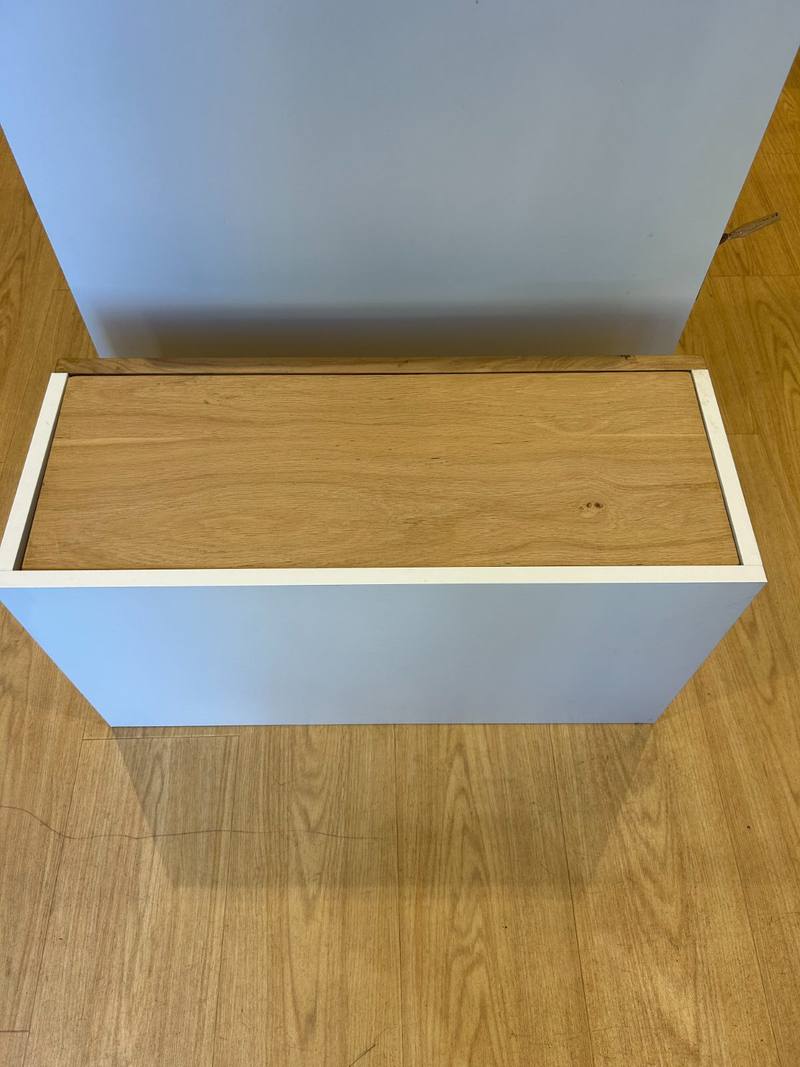 Meuble de présentation finition chêne avec étagère de chaque côté — photo 3