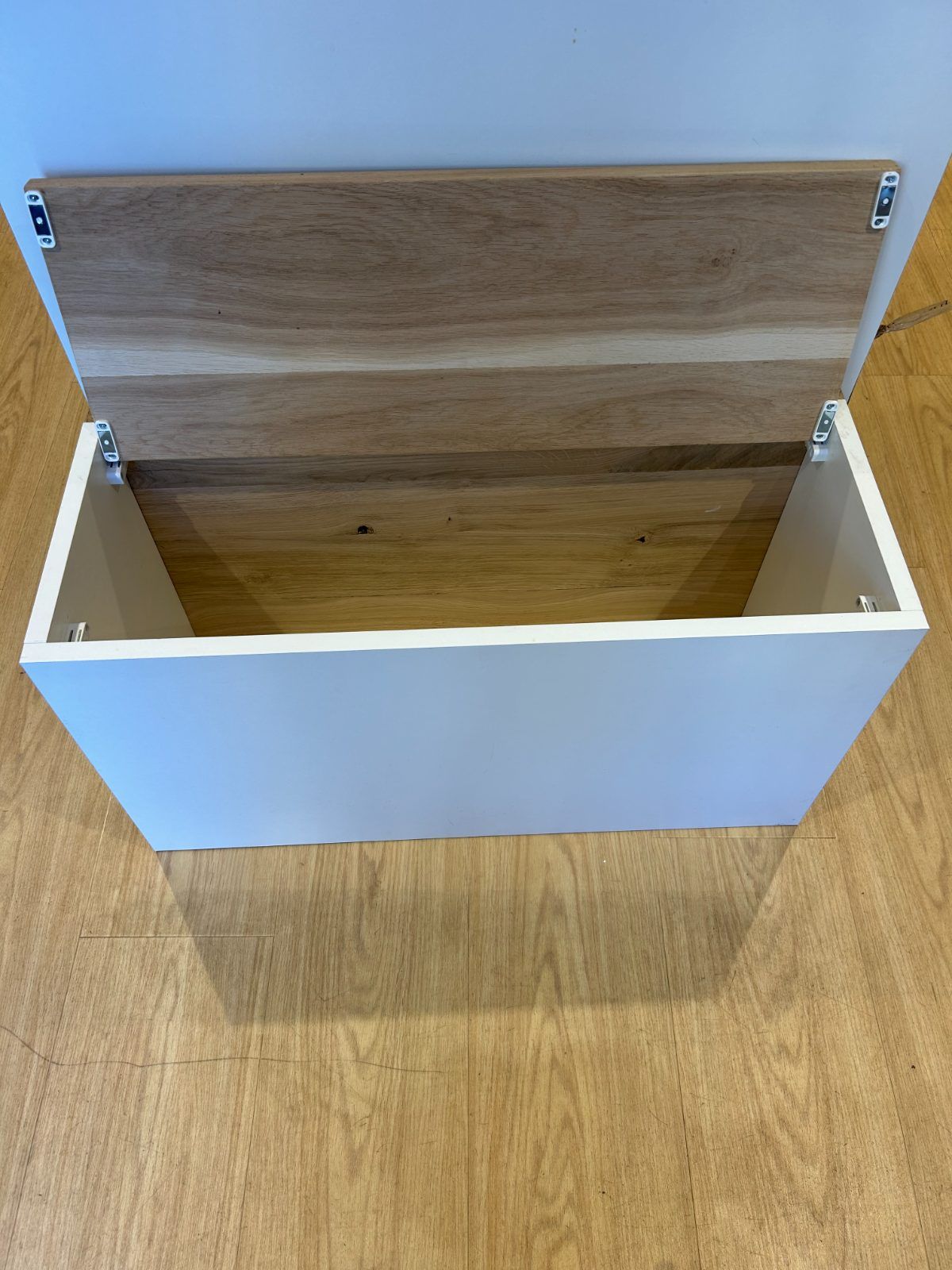 Photo 4 : Meuble de présentation finition chêne avec étagère de chaque côté