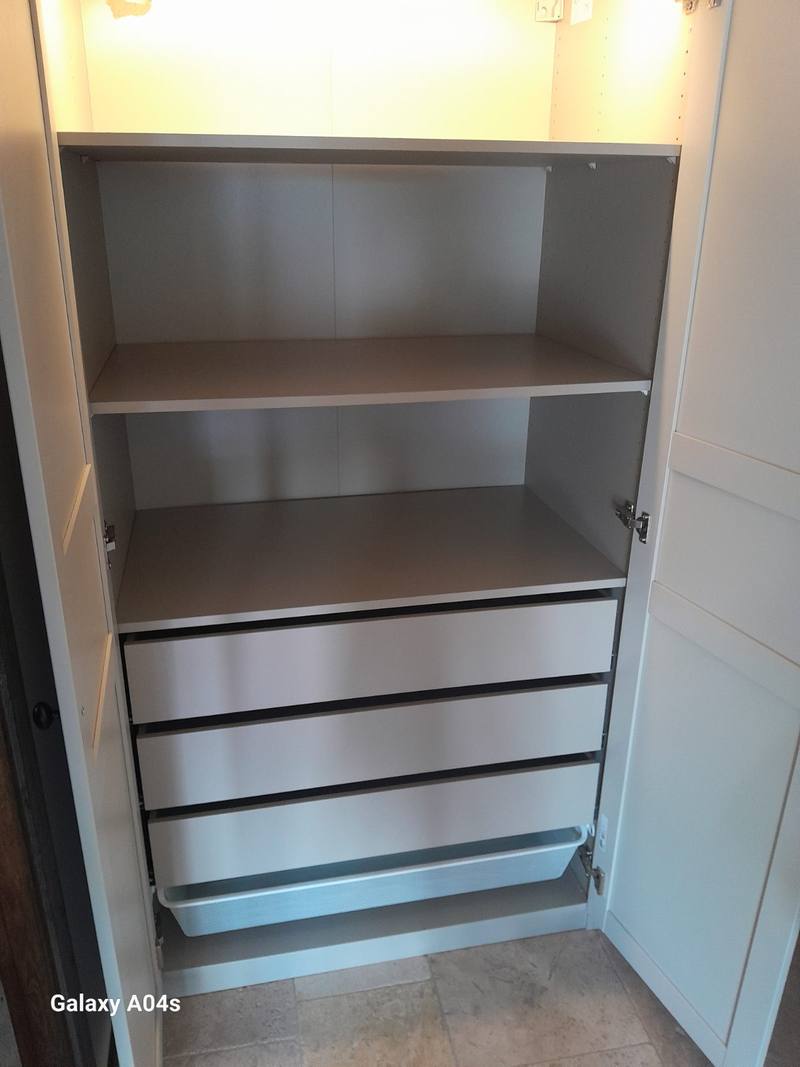 Homme sympa réalisé montage meuble sur cagnes sur mer — photo 2